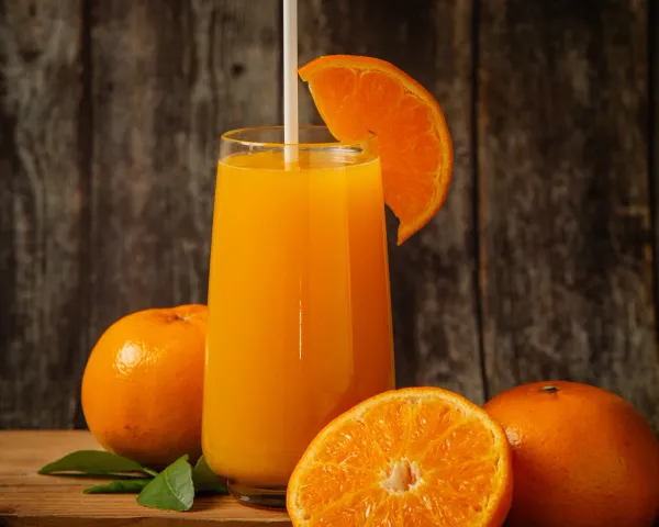 Verre de jus d'orange avec rondelle d'orange.